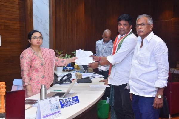 ఇంకొల్లు  మండల కాంగ్రేస్‌పార్టీ జడ్పీటీసీ అభ్యర్థిగా కొల్లూరి శ్రీకాంత్‌ నామినేషన్