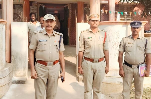 నామినేషన్ల ప్రక్రియను పరిశీలించిన డి.ఎస్.పి రఘువీర్ 