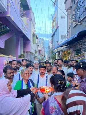 రమేష్ అన్నా.. గెలిచేది నువ్వే..   - నువ్వు టెన్షన్ పడాల్సిన అవసరం లేదు  - 16వ డివిజన్లో ప్రజల నుంచి వైసీపీకి పెద్ద ఎత్తున మద్దతు  - ఫ్యాన్ గుర్తుకు ఓటు వేసి రమేష్ గౌడ్ ను భారీ మెజారిటీతో గెలిపించాలని ప్రజల ధీమా