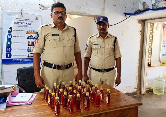 30 మద్యం సీసాలు స్వాధీనం