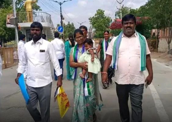 చంటి బిడ్డను ఎత్తుకొని వచ్చి నామినేషన్ దాఖలు చేసిన జడ్పిటిసి అభ్యర్థి మహాదేవి.