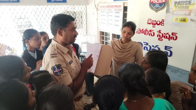 చదువుతోనే ఉన్నత స్థానం.. -ఎస్సై తోట తిరుపతి -పోలీసు విధులు,చట్టాలపై  విద్యార్థులకు అవగాహన..