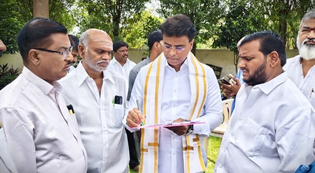 మూతపడిన ఇండోర్ స్టేడియాన్ని వెంటనే తెరిపించాలి :  ఎమ్మెల్యే కేపీ వివేకానంద గౌడ్‌కు బీఆర్‌ఎస్ నాయకుల వినతి