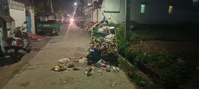 ప్రత్తిపాడు : తలెత్తుకు నిలబడ్డ పారిశుధ్య వాహనం
