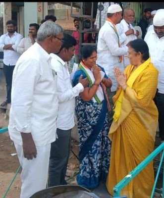 కళ్యాణదుర్గంలో సైకిల్ కు ఓటేయండి, కాంగ్రెస్ కు ఓటేయండి, అని ఓట్లు అభ్యర్థించుకున్న కాంగ్రెస్, తెలుగుదేశం పార్టీ అభ్యర్థులు.