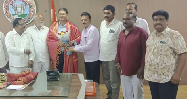 ఆర్టీసీ ఎండి ని కలిసిన టీఎంయూ కరీంనగర్ రీజియన్ నేతలు