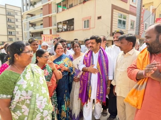 రోడ్డుకు మార్గదర్శకుడు వడ్డేపల్లి రాజేశ్వరరావు  వడ్డేపల్లి రాజేశ్వరరావు సహకారంతో శక్తి నగర్‌లో మట్టి రోడ్డు నిర్మాణం