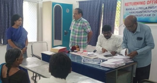 హనుమంతునిపాడు నామినేషన్ కేంద్రాన్ని పరిశీలించిన కలెక్టర్ విజయ సునీత