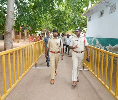 అనంతపురం జడ్పీలో నామినేషన్ కేంద్రాన్ని పరిశీలించిన జిల్లా ఎస్పీ శ్రీ పి.జగదీష్ IPS గారు....*    *ఎన్నికల నిబంధనలు, నిషేధాజ్ఞలు ఉల్లంఘిస్తే చర్యలు తప్పవు* 