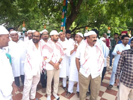 నగర అభివృద్ధికి వైఎస్సార్‌సీపీని గెలిపించండి  మైనార్టీ నాయకులతో కలిసి ప్రచారం నిర్వహించిన మేయర్ అభ్యర్థి సి. రమేష్