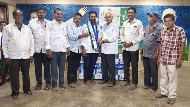వైసీపీ జెడ్పీటీసీ అభ్యర్థులకు బీ-ఫారాలు అందజేసిన మాజీ ఎమ్మెల్యే సత్తి.