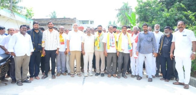 ఆత్రేయపురం ఎంపీపీ రేసులో తోటకూర  సుబ్బరాజు కోలాహాలంగా ఎంపీటీసీగా నామినేషన్  ఉచ్చిలి నుంచి ఆత్రేయపురం వరకు భారీ ర్యాలీ