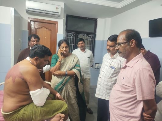 దాడిలో గాయపడిన వైఎస్ఆర్ పార్టీ నాయకులకు మాజీ ఎమ్మెల్యే కంగాటి శ్రీదేవమ్మ పరామర్శ...
