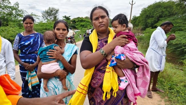 కుందుర్పి లో చంటి బిడ్డలతో ఇద్దరు తోడికోడళ్ళు తెలుగుదేశం పార్టీ తరఫున నామినేషన్ దాఖలు.