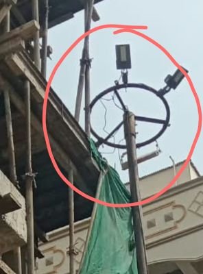 హైమాక్స్‌ స్తంభాన్నే మింగేస్తున్న అక్రమ నిర్మాణం!