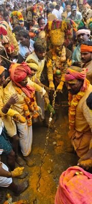 దేవరగట్టులో ఇనుప గొలుసులు తెంపిన గొరవయ్య.