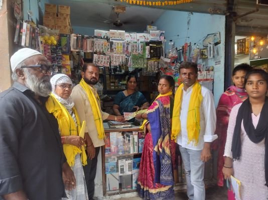 22వ డివిజన్‌లో లక్ష్మీదేవి ప్రచార హోరు..   ఇంటింటికీ వెళ్లి ఓట్ల అభ్యర్థన..