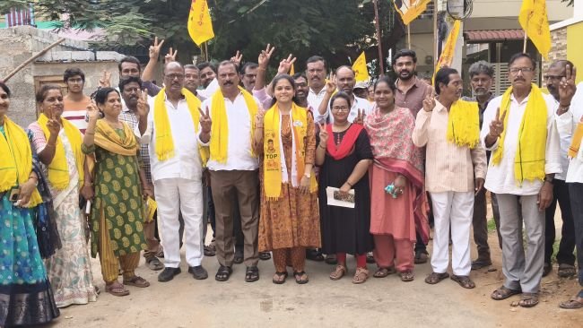  40వ డివిజన్‌లో స్నేహ విస్తృత ప్రచారం..
