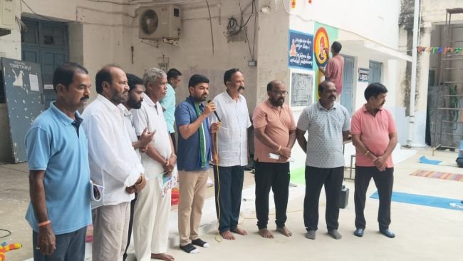 ఆర్ట్స్ కళాశాల మైదానంలో వైసీపీ మేయర్ అభ్యర్థి ప్రచారం