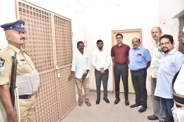 ఈవీఎం గోదాములు పరిశీలించిన జిల్లా కలెక్టర్ 
