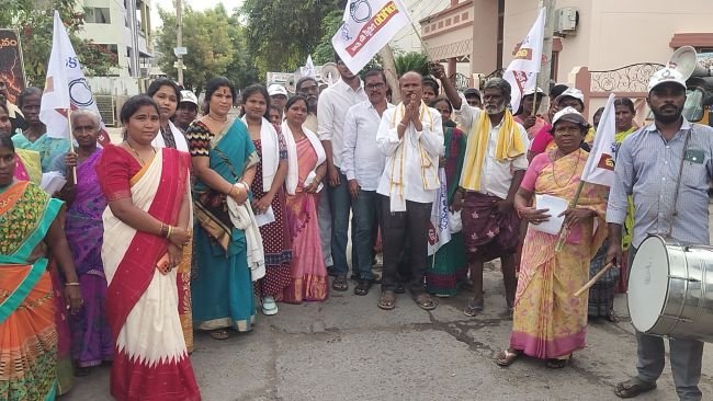 రెండో,  రోడ్డు లో స్వతంత్ర మేయర్ అభ్యర్థి టోపీ వెంకటేష్ వాల్మీకి ప్రచార హోరు..  ఉంగరం గుర్తుకు ఓటేయాలని నగర ప్రజలకు విజ్ఞప్తి.. భారీ జనసందోహం మధ్య ప్రచారం..