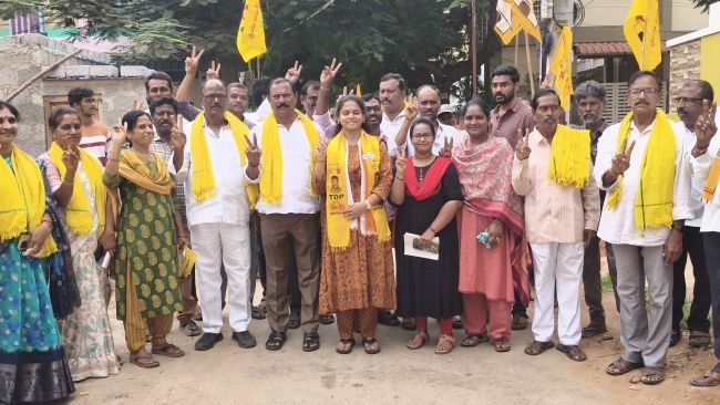 40వ డివిజన్‌లో స్నేహ విస్తృత ప్రచారంటీడీపీ నాయకులతో కలిసి ఇంటింటి