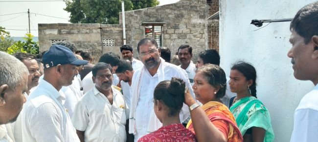 మృతునీ కుటుంబాన్ని పరామర్శించిన మంత్రి