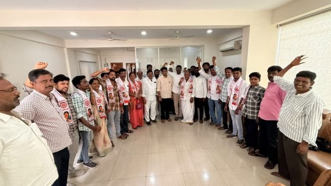 కళ్యాణదుర్గంలో వైసీపీకి జలక్‌.. జనసేనలోకి ముఖ్య నాయకులు..  జిల్లా అధ్యక్షుడు టి.సి. వరుణ్ సమక్షంలో జనసేనలో చేరికలు