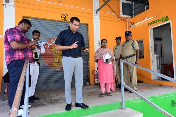 ఎన్నికల ఈవీఎంల గోడౌన్‌ను తనిఖీ చేసిన జిల్లా కలెక్టర్ వెంకటేశ్వర్‌ 