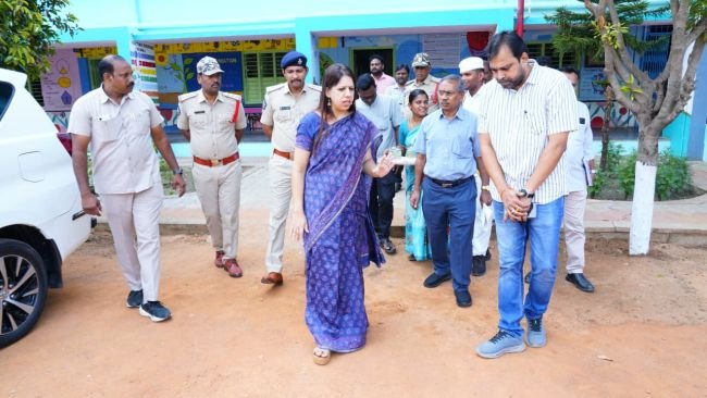 ఎన్నికల రిసెప్షన్ సెంటర్ ను పరిశీలించిన కలెక్టర్ కృతిక శుక్ల 