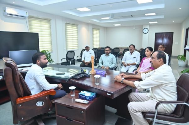సమస్యల పరిష్కారం కోసం కలెక్టర్ తో ఎమ్మెల్యే చర్చ