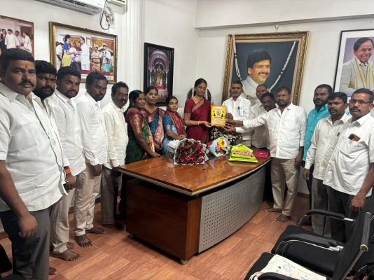 అన్నోజిగూడ బొడ్రాయి ప్రతిష్టాపనకు సబితా ఇంద్రారెడ్డికి ఆహ్వానం 