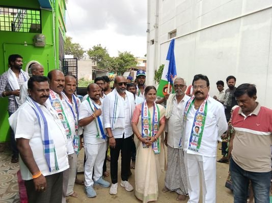 రాయదుర్గం 13వ వార్డులో దూసుకుపోతున్న వైఎస్ఆర్సీపీ ప్రచారం - ఫ్యాన్ గుర్తుకు ఓటేయండంటున్న మెట్టు విశ్వనాథరెడ్డి*