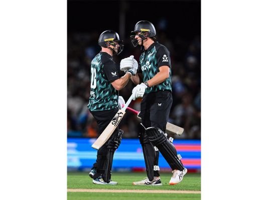 కివీస్ స్కోర్ 180/5!