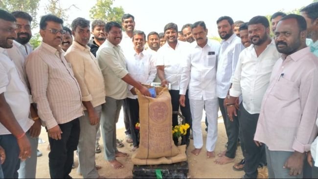 నామాపూర్‌లో జిల్లాలోనే తొలి ఐకేపీ కేంద్రం ప్రారంభం  రైతులకు గిట్టుబాటు ధర అందించడమే లక్ష్యం... గజ్జెల రాజు