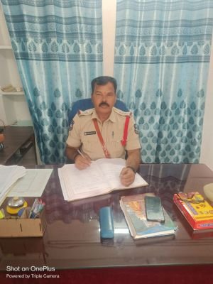 రోడ్లపై ధాన్యం ఆరబెట్టవద్దు..  రైతులకు రాజంపేట ఎస్ఐ సూచన..