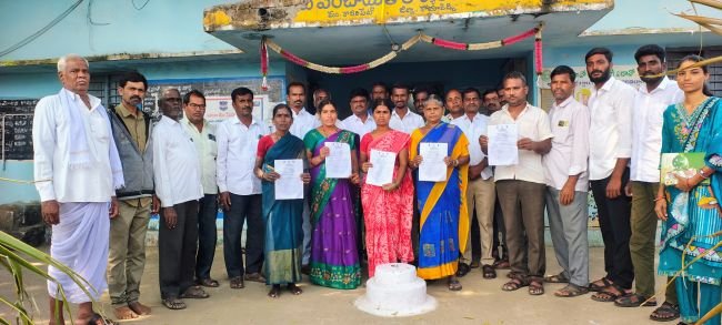 ఇందిరమ్మ ఇళ్ల లబ్ధిదారులకు ప్రొసీడింగ్ కాపీల పంపిణీ.