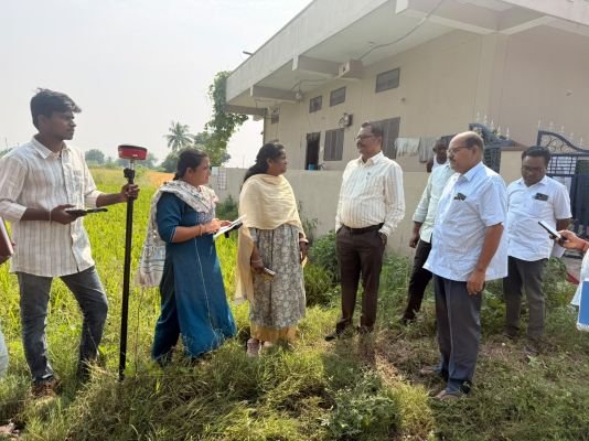  కొనరావుపేటలో భూముల రీసర్వే కు రైతులుఅదనపు కలెక్టర్ గడ్డం నగేష్