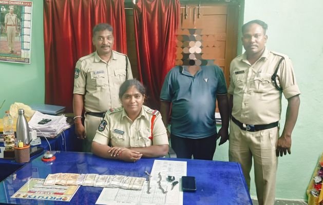 దొంగ అరెస్ట్ - నగదు స్వాధీనం - తళమడుగు ఎస్‌హెచ్‌ఓ డి. రాధిక