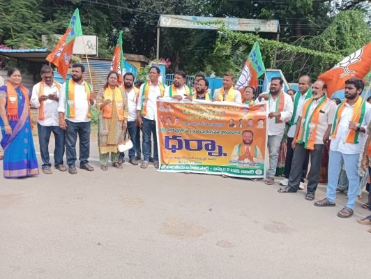 ఖమ్మం విజయ డైరీ ముందు బిజెపి  ధర్నా  --డి.డి కి వినతి పత్రం అందజేత  --ఖమ్మం బిజెపి టూ టౌన్ అధ్యక్షులు ధనియాకుల వెంకటనారాయణ