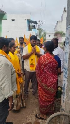 అభివృద్ధిని గెలిపించండి  - 28వ వార్డులో కోటి 14 లక్షలతో అభివృద్ధి పనులు - ఎమ్మెల్యే గురజాల జగన్ మోహన్ ఆదేశాల మేరకు ప్రచారం జోరు  - మేయర్ అభ్యర్థి కటారి హేమలత గెలుపు కోసం కార్పొరేటర్ అభ్యర్థి తేజశ్రీ పచ్చప్ప విస్తృత ప్రచారం