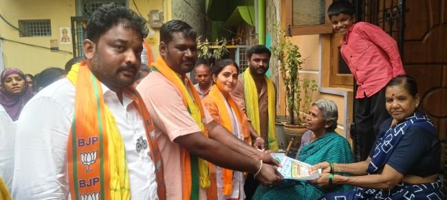 11వ వార్డులో బీజేపీ అభ్యర్థి జూటూరు వెంకటేష్‌కు మద్దతుగా ప్రచారం