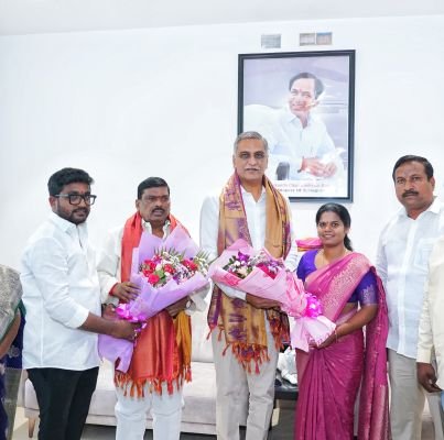హరీష్ రావుకు దసరా శుభాకాంక్షలు తెలిపిన ఇస్నాపూర్ చైర్మన్ మోటే సుమలత శ్రీకాంత్ దంపతులు 