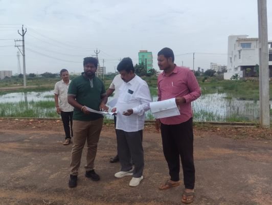 లే అవుట్ లను పరిశీలించిన కమిషనర్