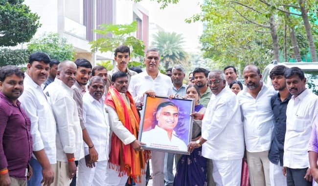 హరీష్ రావుకు దసరా శుభాకాంక్షలు తెలిపిన ఇంద్రేశం చైర్మన్ ప్రమీల,కౌన్సిలర్ అంతిరెడ్డి