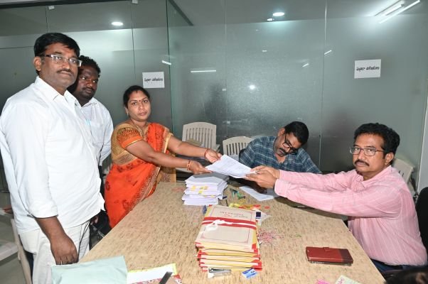 నామినేషన్ల పరిశీలన కార్యక్రమంలో పాల్గొన్న వైఎస్సార్‌సీపీ జెడ్పీటీసీ అభ్యర్థులు