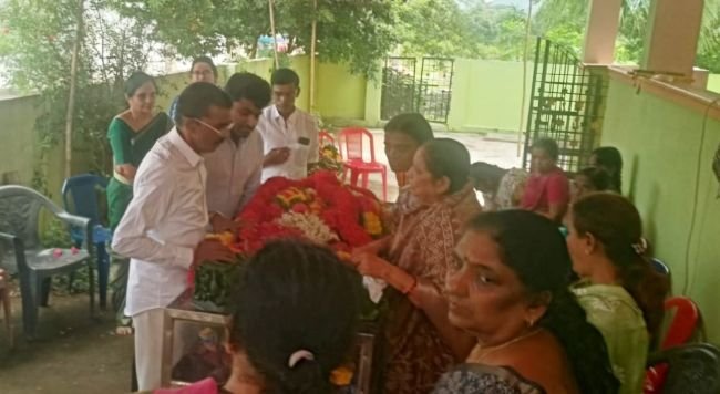 ఆర్ఎస్ఆర్ ఇంజనీరింగ్ కళాశాల డైరెక్టర్ కె. రాజా రెడ్డి మృతి పట్ల మాజీ ఎమ్మెల్యే దంపతులు  కుటుంబానికి పరామర్శ.
