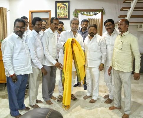 మంత్రి దామోదర్ రాజనర్సింహను కలిసిన మార్కెట్ కమిటీ చైర్మన్ ఏపూరి శివానందం