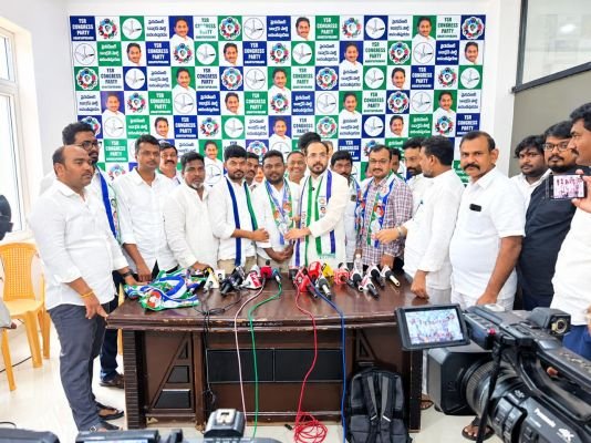 అనంతపురం నగరంలోని 21వ  డివిజన్ టీడీపీ నుంచి వైస్సార్సీపీ లో చేరిక…