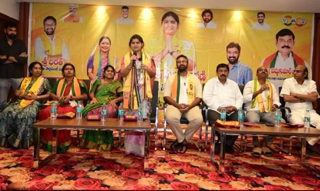 సీతమ్మధార ఆక్సిజన్ టవర్స్‌లో మేయర్  అభ్యర్థి ముక్కా శ్రావణి ఎన్నికల ప్రచారం